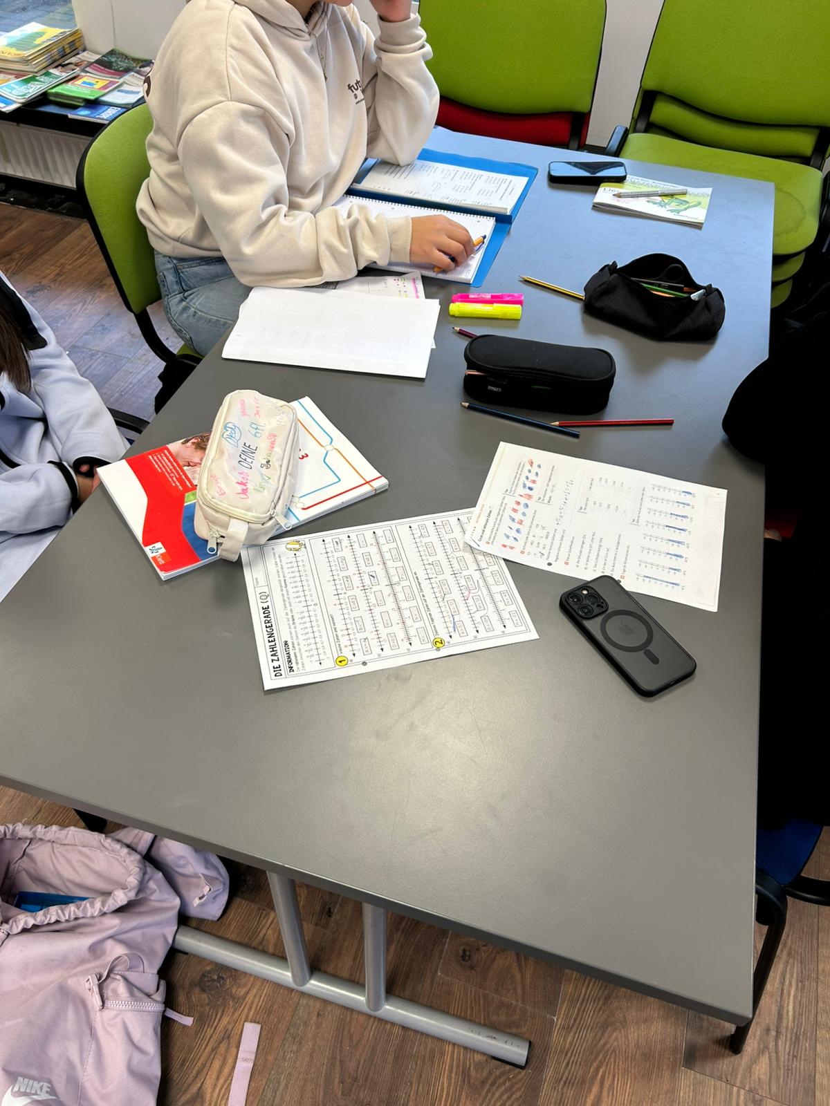 IMG-20251008-WA0002 Jugendliche erhalten Unterstützung bei den Hausaufgaben