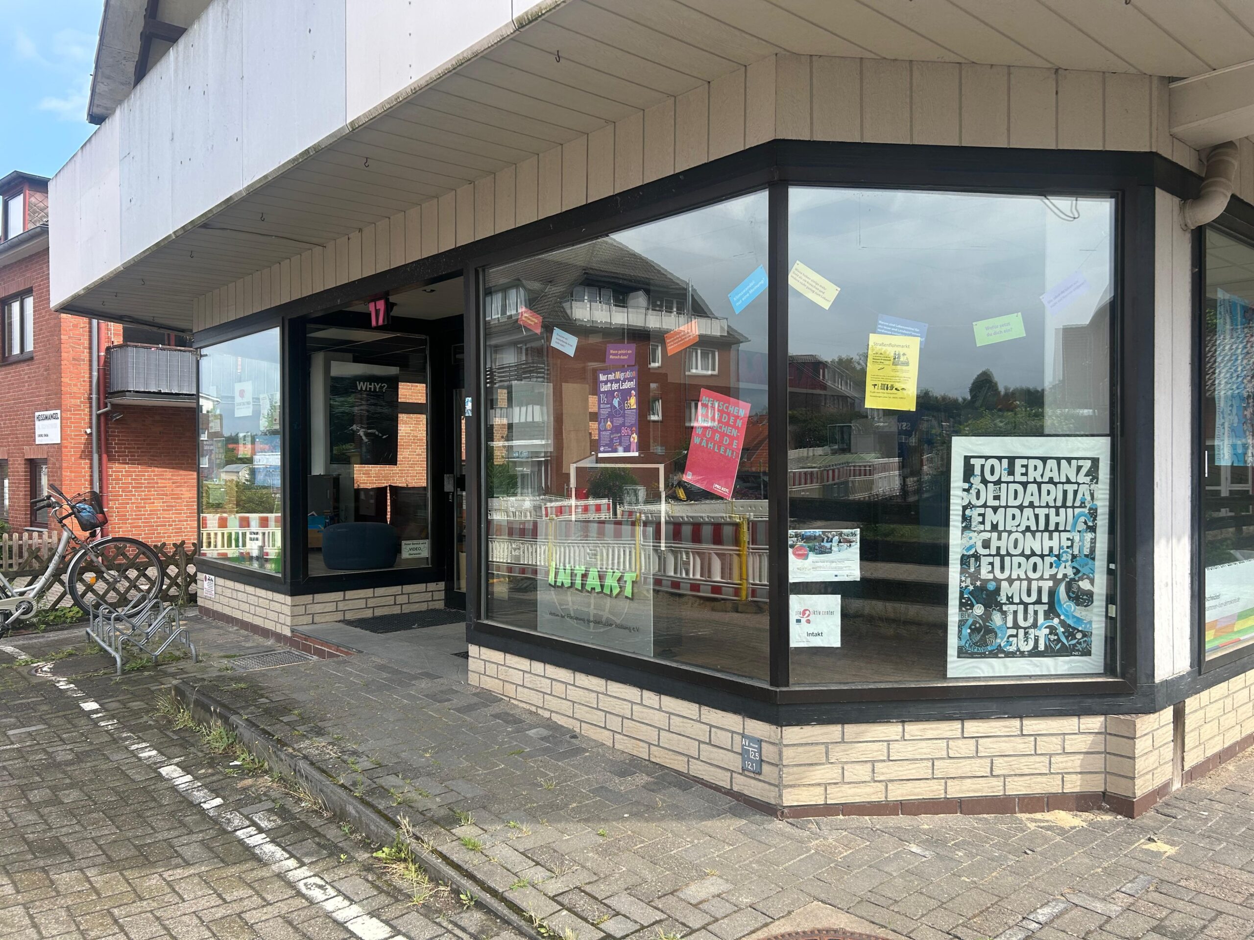 IMG-20251016-WA0058 Außenaufnahme der Räume von INTAKT mit Plakaten an den Fenstern
