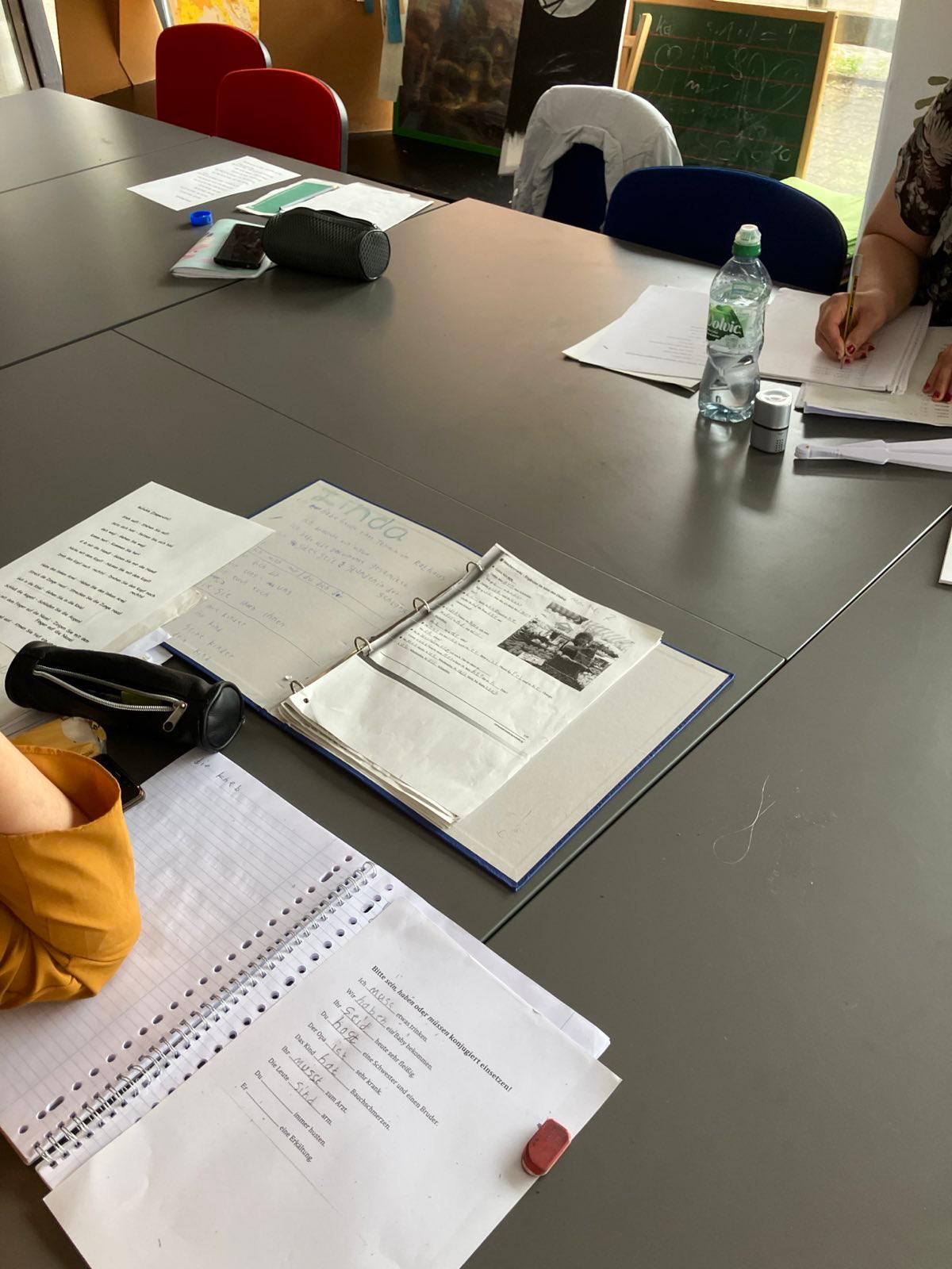 IMG-20251028-WA0018 Beim Sprachkurs sitzen Teilnehmende am Gruppentisch und üben