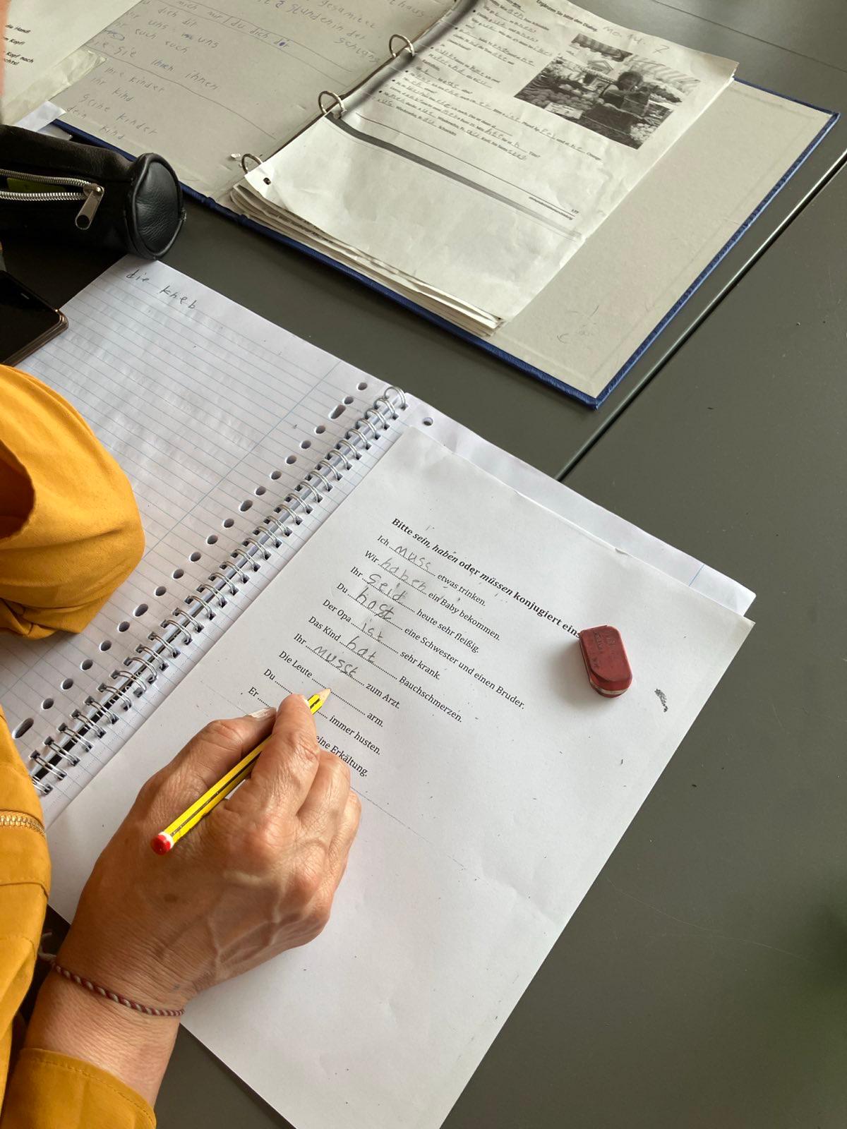 IMG-20251028-WA0022 Beim Sprachkurs wird zum Üben ein Lückentext-Formular ausgefüllt
